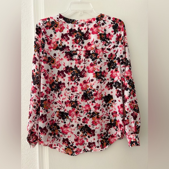 Candie’s Red Pink Floral Print V-Neck Top. Size Medium. - Picture 8 of 10